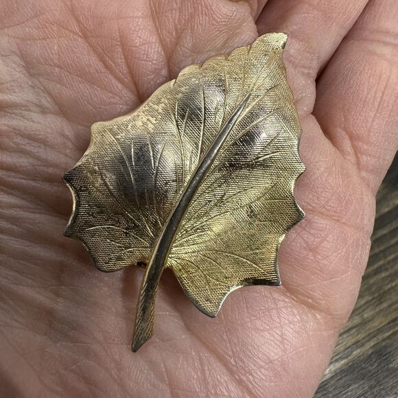 3 Vintage Gold Tone Textured Leaf Brooch Pins Feather Costume Estate Jewelry - Picture 9 of 16